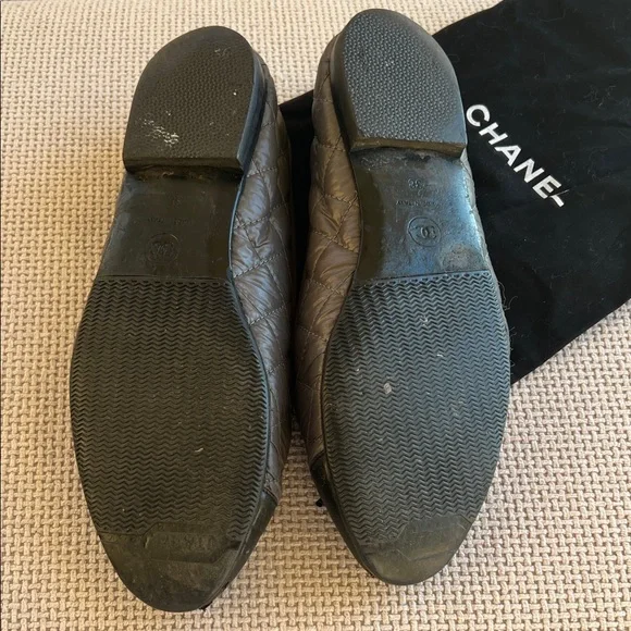 CHANEL grey  Quilted Leather Ballerina Flats with Black Cap Toe - Picture 2 of 5